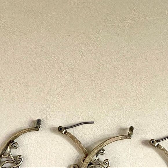 Brass colored hoops with design - Picture 7 of 9